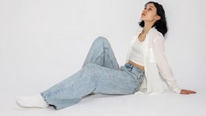 5 Tips Memadukan Celana Jeans Berwarna Cerah