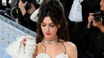 6 Portraits Of Anne Hathaway Bergaun Luxury Versace On The Red Carpet Of The 2023 Met Gala