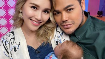 6 Photos Of Eqqel's Son Ivan Gunawan That Make Ayu Ting Ting Anxious, Real Or Puppets?