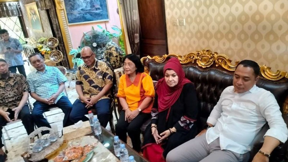 Le maire de Surabaya, Eri Cahyadi, la médiation virale de l’école Petra a demandé à RW d’enregistrer 140 millions de roupies