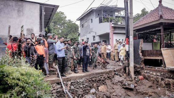 Jember Regent: Causes Des Crues Soudaines Dues Aux Ordures Et à L’envasement