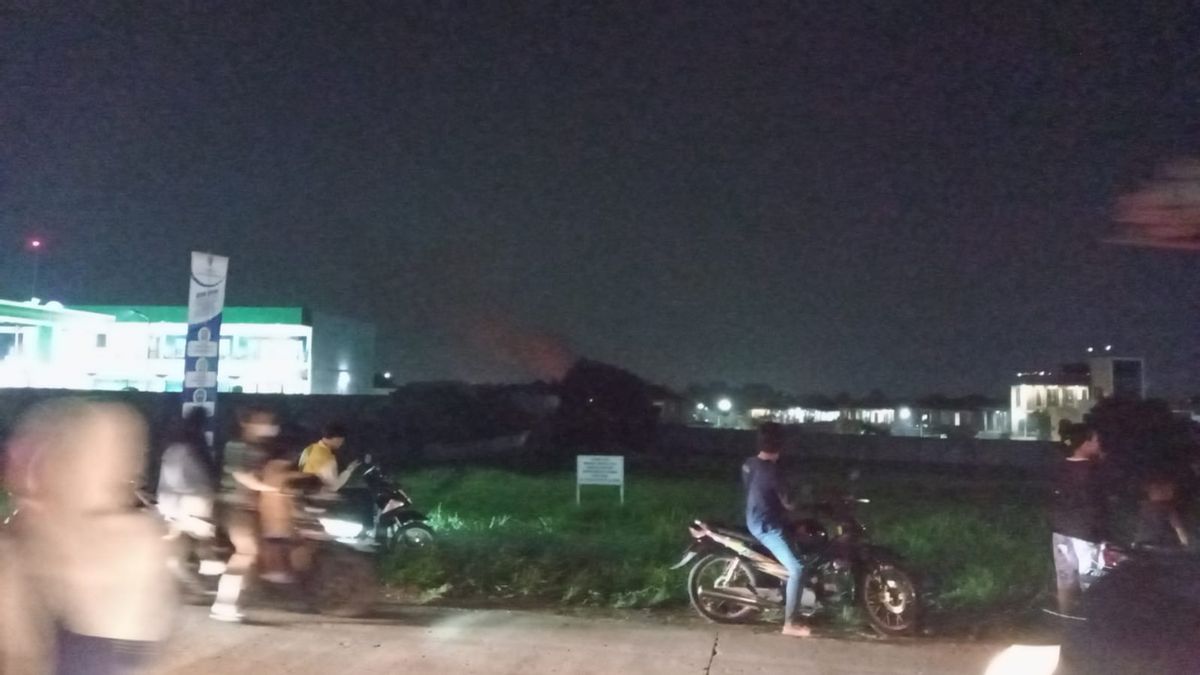 L’ambulance est arrivée sur le site d’explosion de l’entrepôt de Munisi à Bantar Gebang, Bekasi