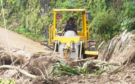 Material Longsor Dibersihkan, Akses Poros Sinjai-Malino Sudah Bisa Dilewati