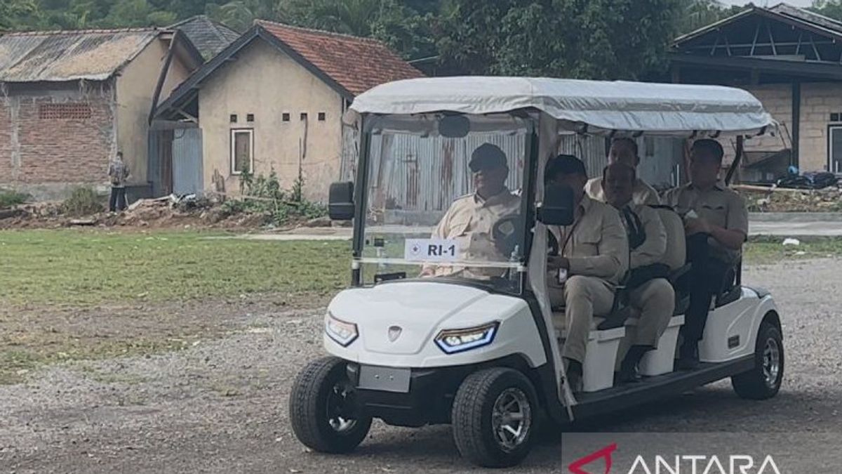 乘坐布吉车,佩西登·普拉博沃(Pesiden Prabowo)查看马格朗的营养食品服务部队