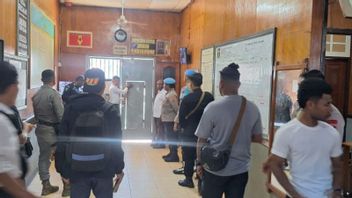 警察はナビレ刑務所の囚人15人を追いかけ、網の投票用に壁を登って逃げる