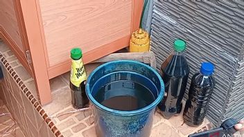 タンジュンピナン市政府が黒油で汚染された住民の井戸の原因を調査