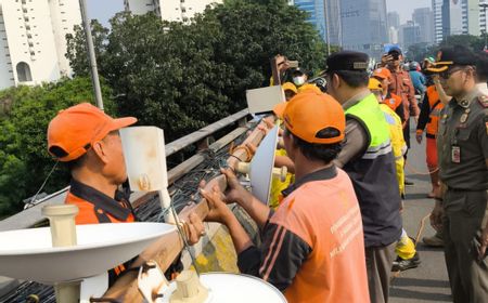 Petugas Gabungan Amankan Kamera CCTV  dan Antena Misterius di Flyover Gatot Subroto