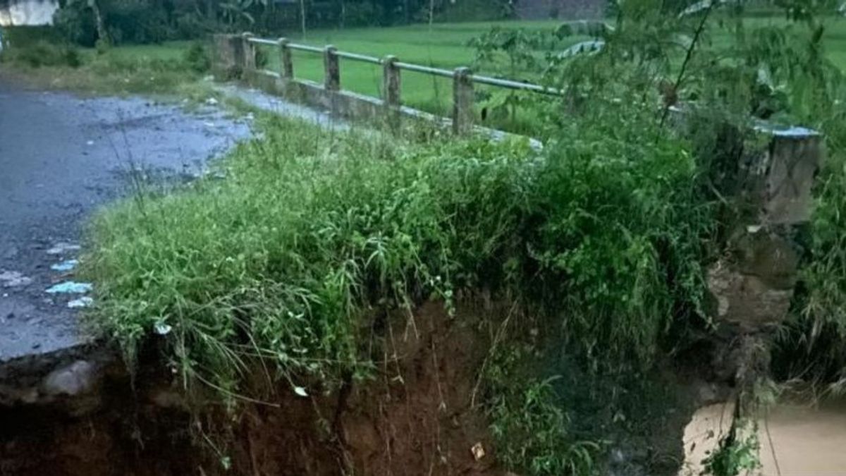 Putus Imbas Hujan Deras, Dinas PUTR Bangun Jembatan Darurat Penghubung Cianjur-Sukabumi