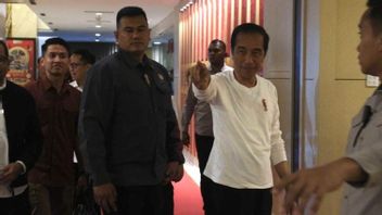 En arrivant à Kendari, Jokowi a voulu demander des résidents de Bareng photo avant d’entrer dans l’hôtel