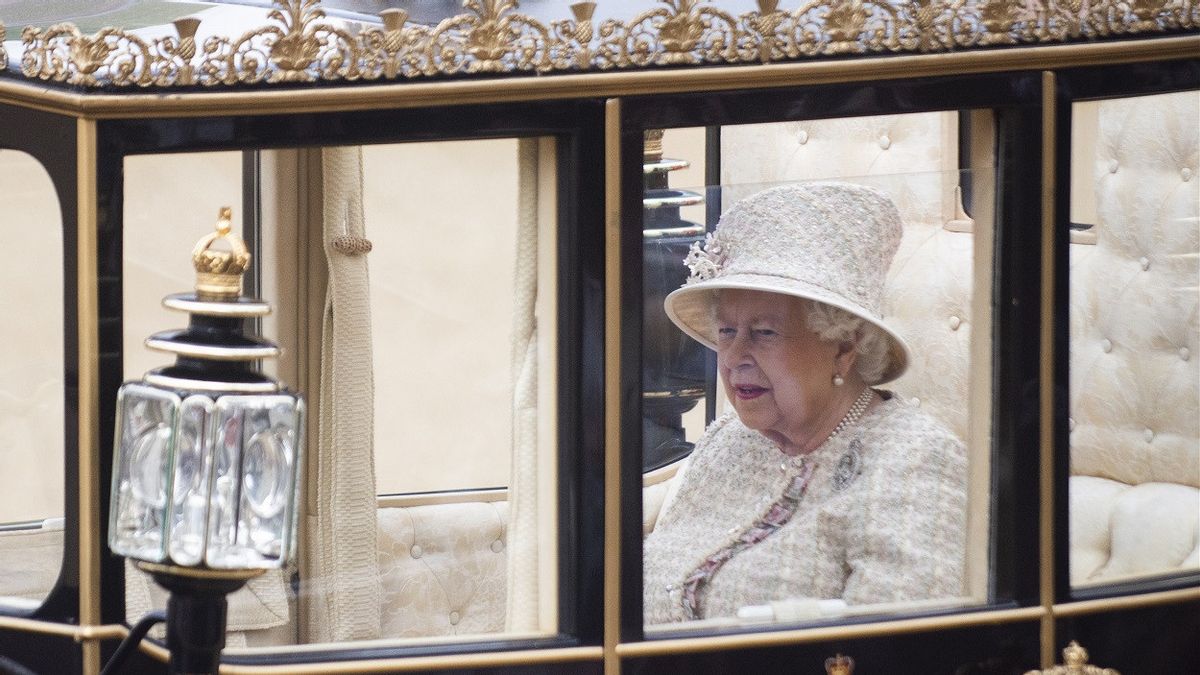 英国女王伊丽莎白二世在与英国国防参谋长会面后出席两个曾孙的洗礼