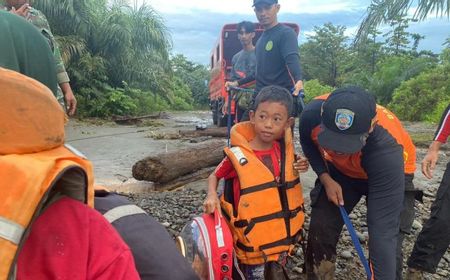 Limpasan Sungai di Morowali Rendam Permukiman Warga, 3 Korban Dievakuasi Pakai Perahu Karet