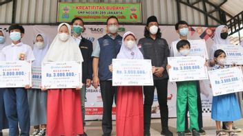 Dozens Of Orphans Due To COVID-19 In Jakarta Can Smile, Get Scholarships From Anies Rp3 Million