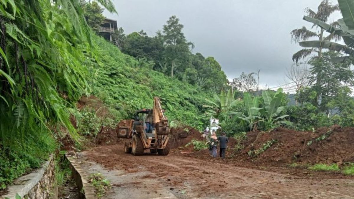 الانهيار الأرضي في جالان تاناه داتار - باياكومبوه غرب سومطرة ، BPBD يطلب من مستخدمي الوصول إلى خطوط بديلة