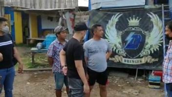La Police Démantèle Une Arène De Jeu De Pigeons à Tambaksari Surabaya