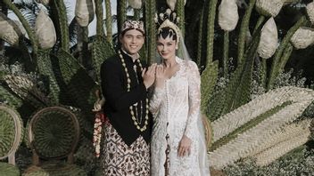 ルナ・マヤとマキシム・ブーティエ・ケンタンの結婚式のインドネシア文化を飾る