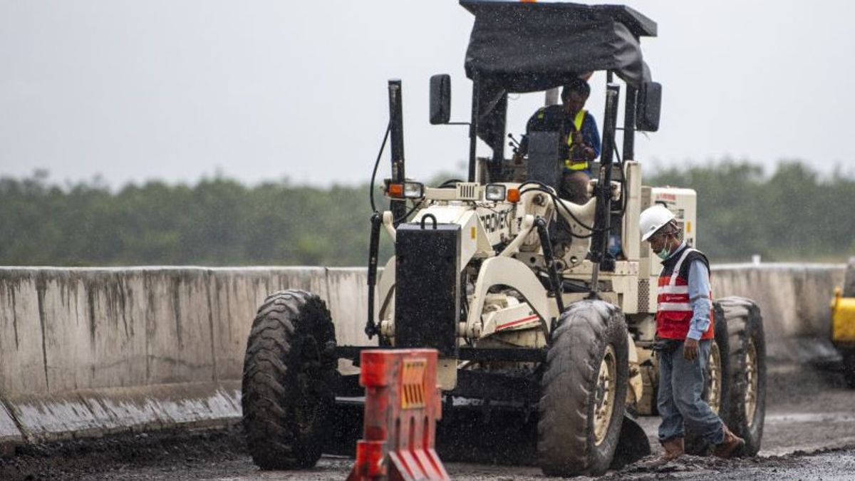 中爪哇彭罗夫组建了一个道路监测小组，他的任务是四处寻找洪水造成的破坏