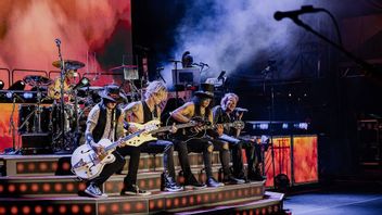 Former Manager Files Lawsuit Against Guns N' Roses Over Memoir Issue