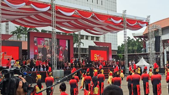 HUT ke-50 PDIP, Megawati dan Jokowi Saksikan Aksi Terjun Payung Meliuk-liuk di Langit Kemayoran