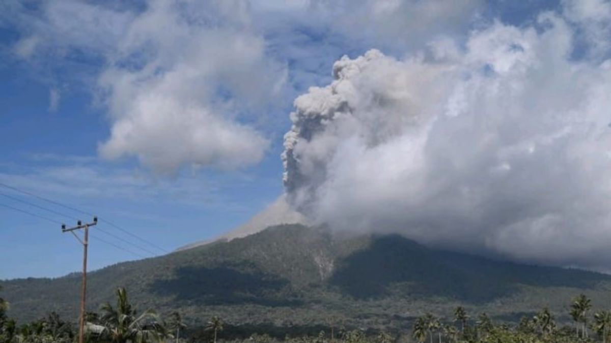 レウォトビ山の男性が土曜日の午後10分間噴火する