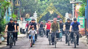 Jokowi Ajak Jan Ethes Bersepeda di Yogyakarta