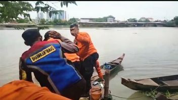 الاكتئاب لا يزال أعزب ، رجل في سورابايا يحاول الانتحار لكنه يفشل لأن النهر ضحل