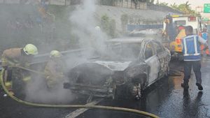 Mobil Sedan Terbakar di Tol JORR KM 36.400 Cipayung Usai Tabrak Truk