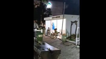젖꼭지 공간 앞에서 담배를 피우는 말랑 시의 Satpol PP 직원이 처벌
