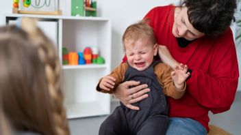 لا يمكن للوالدين إخبار الأطفال بالتوقف عن البكاء ، إليك التفسير وفقا للخبراء