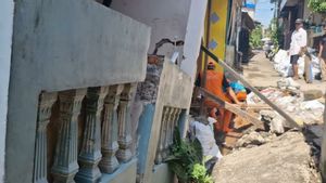 Rumah Warga di Kelurahan Makasar Jaktim Hancur Akibat Pergeseran Tanah