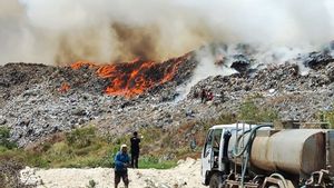 巴厘岛素万垃圾填埋场再次着火,斗殴官员扑灭大火