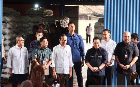 Bupati Bekasi Dampingi Presiden Jokowi Serahkan Bantuan Beras ke KPM di Cibitung