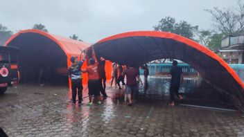 Bruk! Atap Sekolah di Jember Ambruk, BPBD Dirikan Tenda Darurat untuk Belajar Mengajar