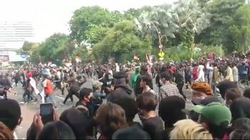 La Police Régionale De L'est De Java A Mis 14 Personnes Soupçonnées D'émeutes Lors D'une Démonstration De La Loi Sur La Création D'emplois