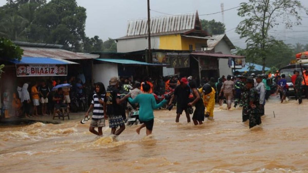 Polres Halteng Kerahkan Personel Bantu Evakuasi Korban Banjir di Desa Dokulamo dan Trans Kobe