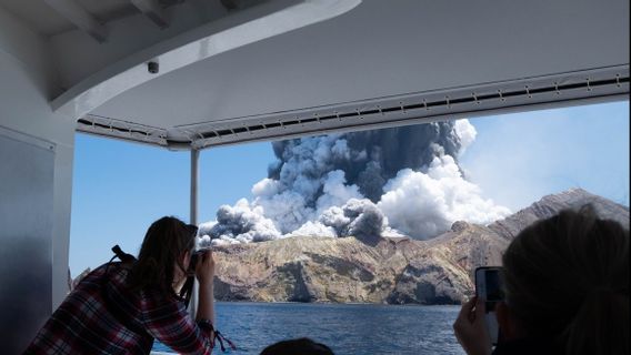 ثوران غير متوقع من بركان الجزيرة البيضاء في نيوزيلندا