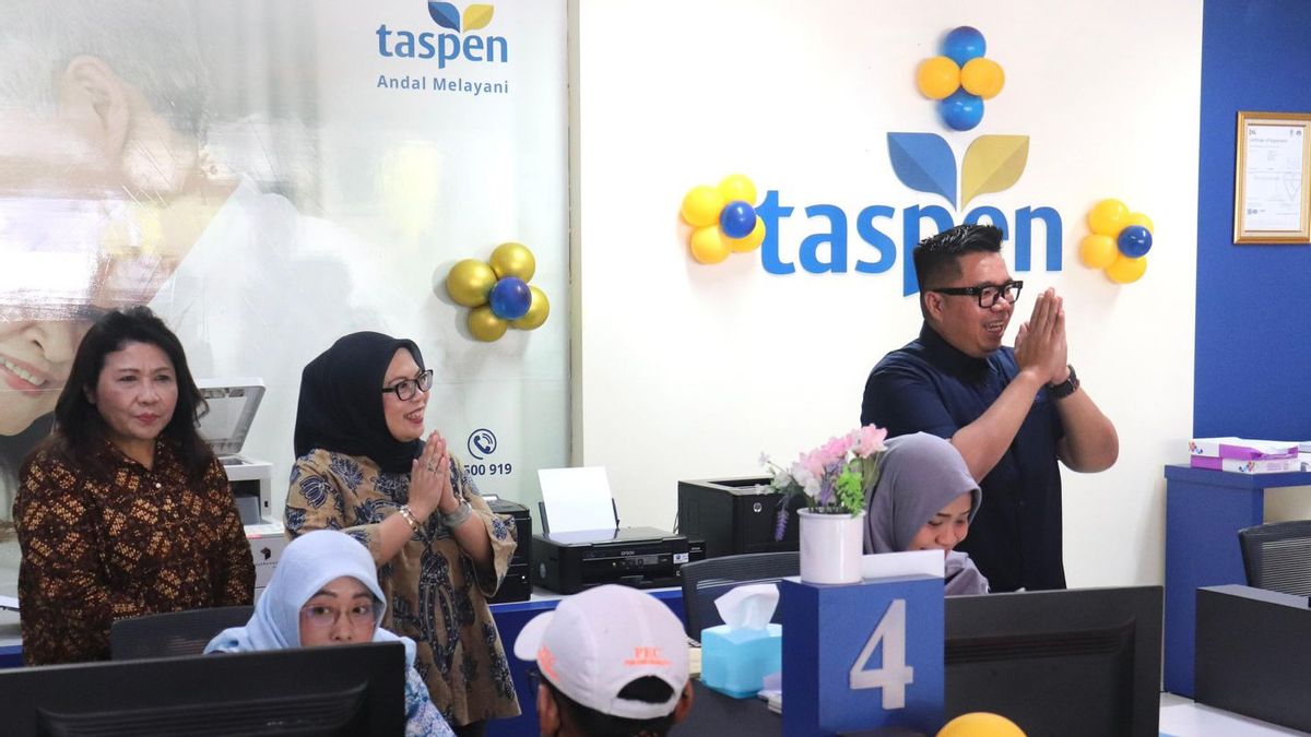 للاحتفال باليوم الوطني للعملاء ، قام قادة TASPEN بمراجعة الخدمات مباشرة في مكتب الفرع