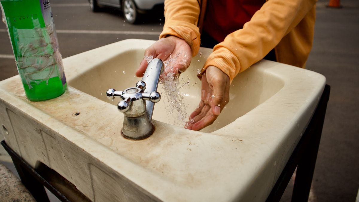 ワクチンは永久的な解決策かもしれないが、手を洗うことは今のところ最も適切な解決策である