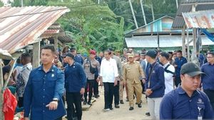 Le président Jokowi visite le marché populaire de West Muna de Kambara