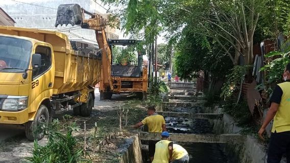 Bobby Nasution Nettoie La Ville De Medan Des Ordures, Et Patching Nids-de-poule