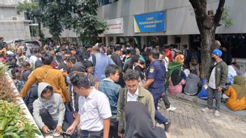 Warga Termakan Hoaks Serbu Balai Kota Bawa Lamaran Kerja PJLP, Stafsus Pramono: Kami Terima dan Teruskan