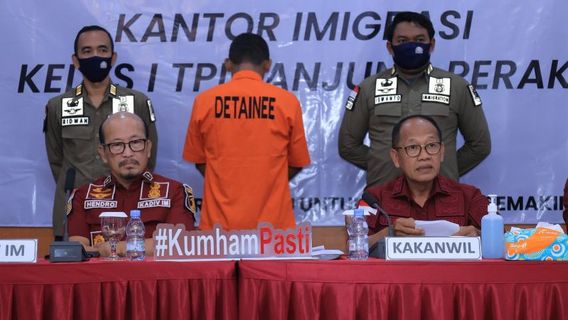 Making Restless, Malaysian Citizen In Modo Lamongan Who Often Gets Drunk Arrested By Immigration