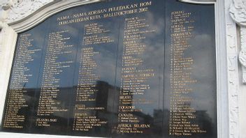 2002年10月12日，巴厘岛发生三起炸弹爆炸事件，造成202人死亡
