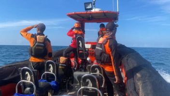 The SAR Team Is Looking For A Motorboat With 10 Engine Dead People In Bulukumba
