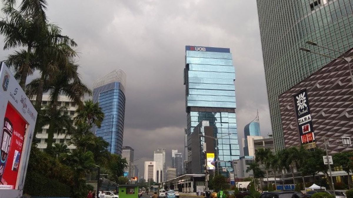 Méfiez-vous De La Pluie Avec La Foudre à Jakarta Entre L’après-midi Et Le Soir