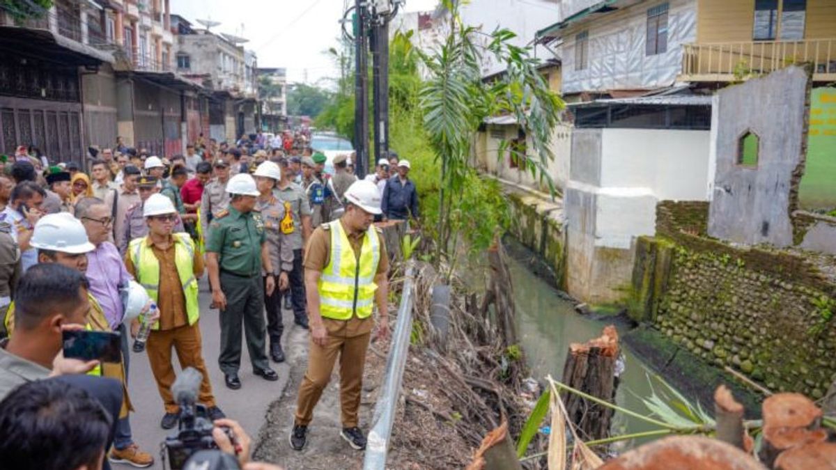 鲍比·纳苏蒂夫(Bobby Nasution)在棉兰3个地区爆发洪水