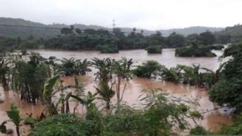 ビマ市の洪水の影響を受けた住民は避難しています