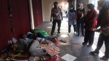 Social Minister Risma Meets A Homeless Family Sleeping In Grogol: I Help Find A Job, Follow Me Yes