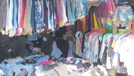 Tren <i>Thrifting</i> Digandrungi Anak Muda, Sandiaga Uno: Peluang Pelaku Ekraf Lokal Jual Barang Bekas