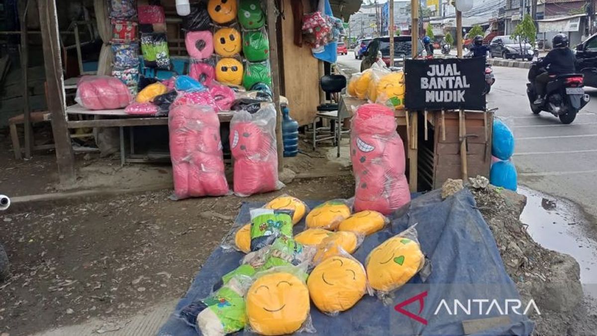 Homecoming Pillow Seller In Karawang Earns Big Profits Ahead Of Eid Al-Fitr