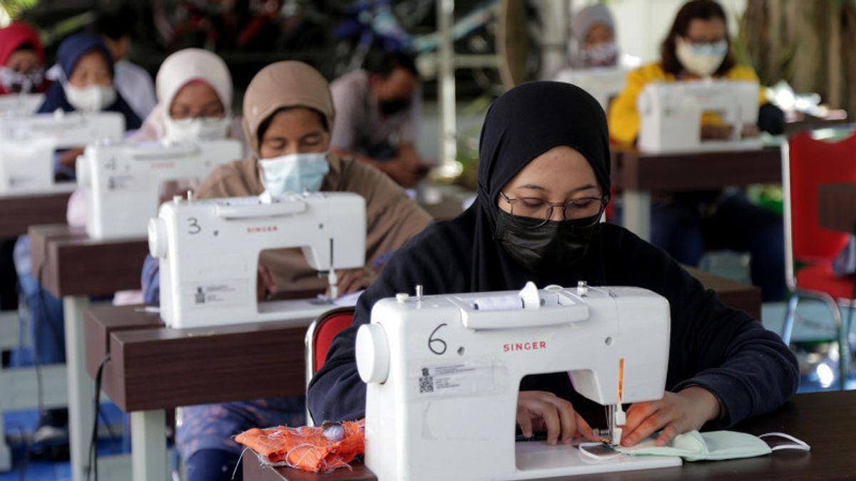 UMKM Diberdayakan Produksi Masker 3 Lapis di Balai Kota Surabaya